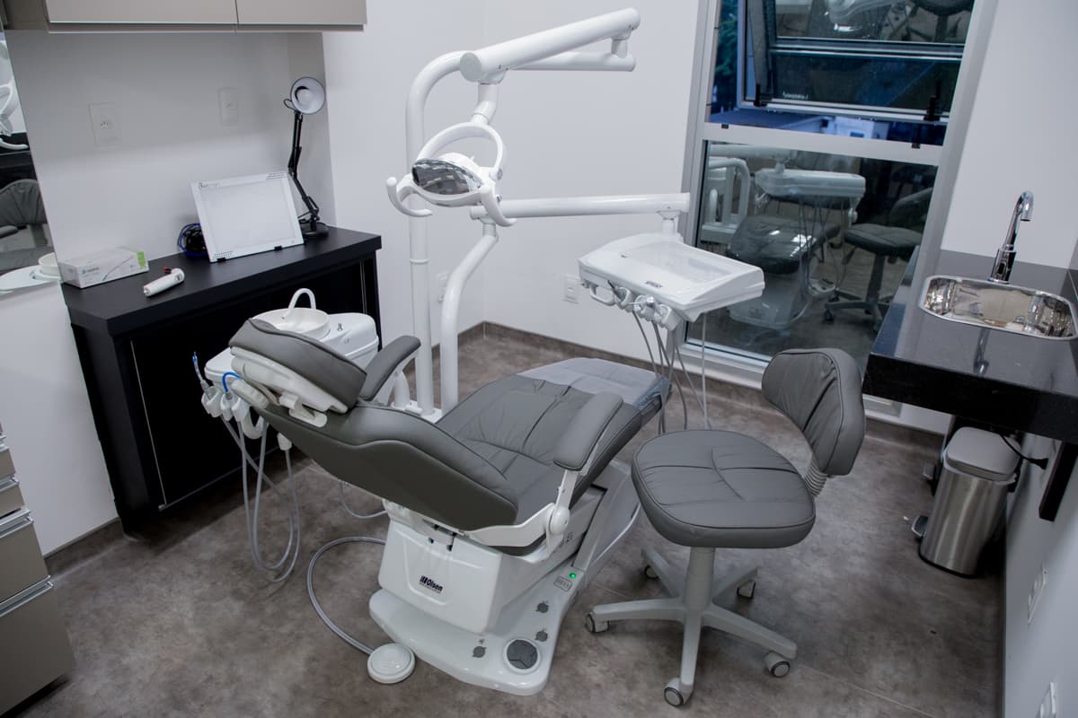 Dentista especialista em clínica moderna